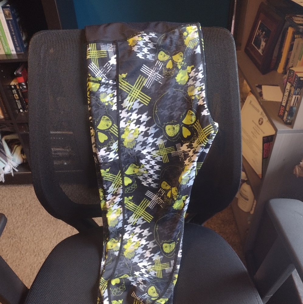 Cvg abstract skull capris Xxl